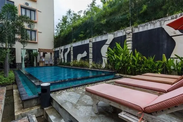 RedDoorz Plus @ Shri Lakshmi Seminyak - Havuz