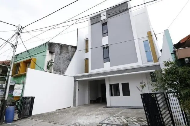 RedDoorz Plus Syariah near Mall Pondok Indah