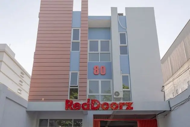RedDoorz Plus Syariah @ Raya Nginden 2