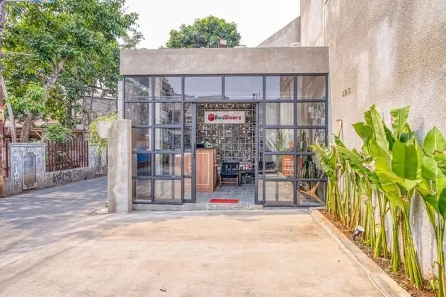 RedDoorz Premium @ Cilandak Timur 2