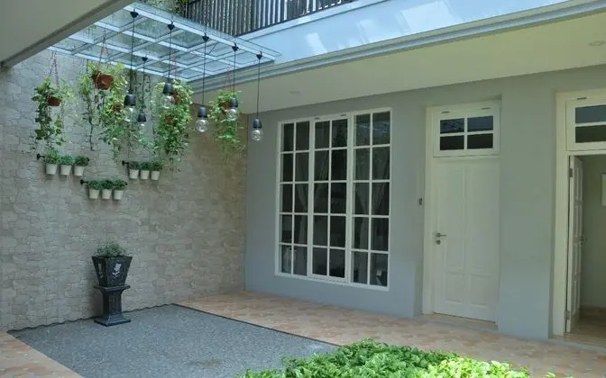 RedDoorz Premium near RS Pondok Indah La Maison