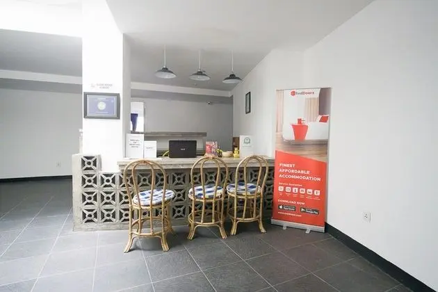RedDoorz Premium near Senggigi Beach - Lobi