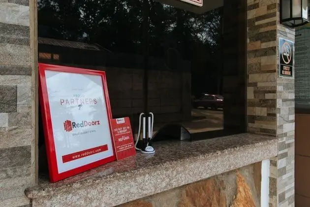 RedDoorz Premium @ Trece Indang Road - Lobi