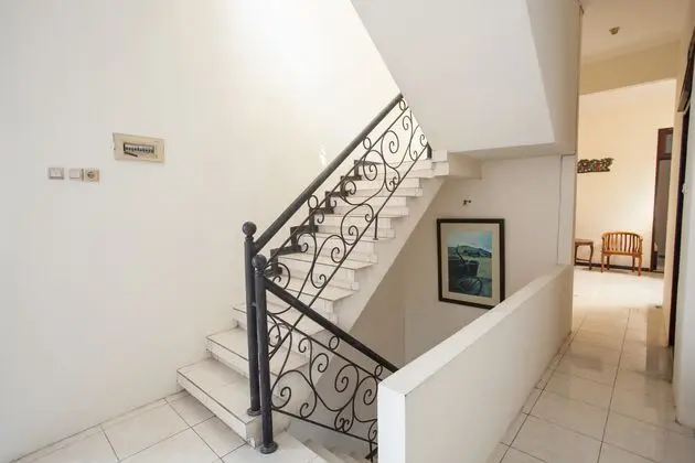 RedDoorz @ Raya Ngagel 2