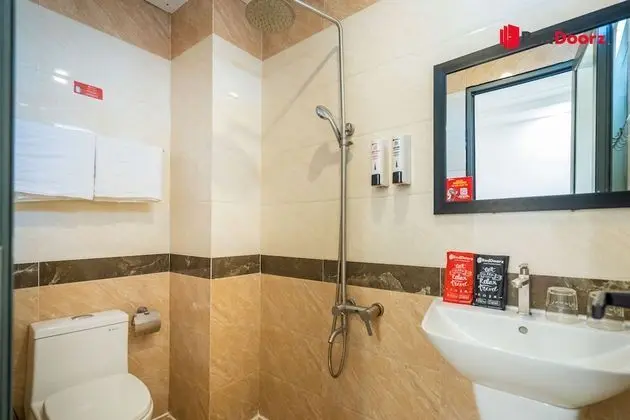 RedDoorz The Sun Hotel near Duong Quang Ham Street - Banyo Tipleri
