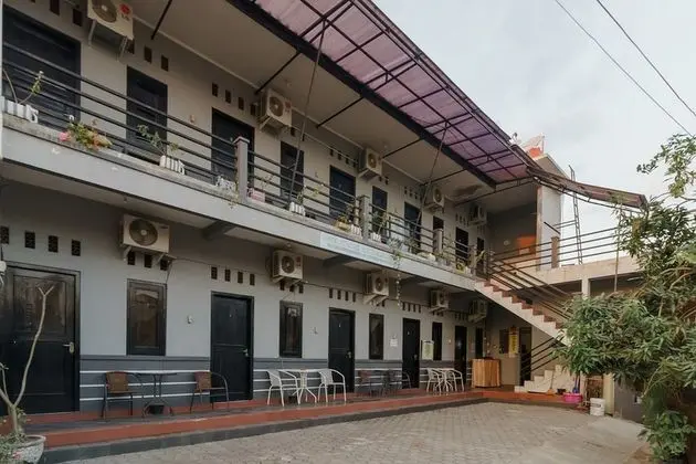 RedDoorz Syariah near Ciledug Station - 1