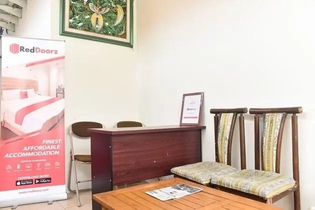 RedDoorz Syariah near Exit Tol Waru - Lobi