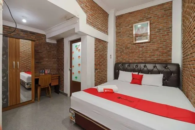 RedDoorz Syariah near Jalan Asahan Pematang Sianta