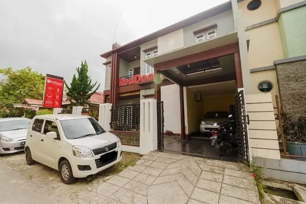 RedDoorz Syariah near Jam Gadang Bukittinggi 2