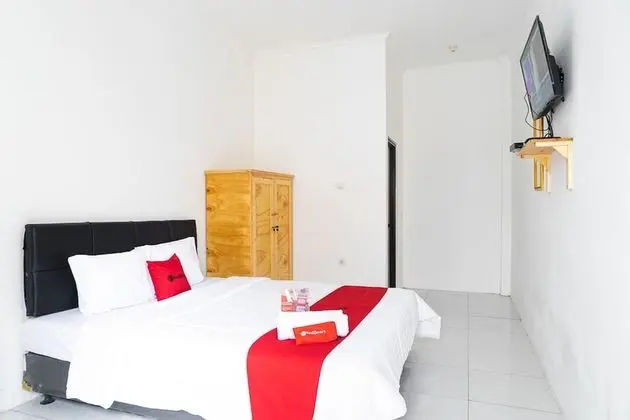 RedDoorz Syariah near Jatisampurna Hospital