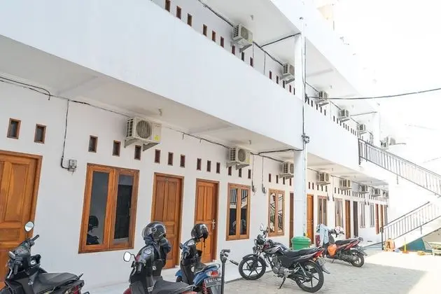 RedDoorz Syariah near Jatisampurna Hospital