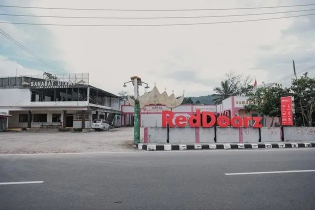 RedDoorz Syariah near Kebun Raya Liwa