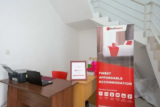 RedDoorz Syariah near Lapangan Pancasila Simpang Lima - Lobi