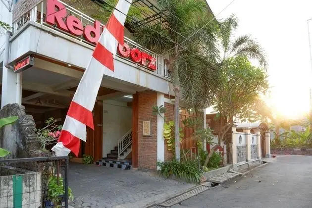 RedDoorz Syariah near Menara Kudus - Dış Mekan
