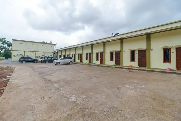 RedDoorz Syariah near Muara Enim Train Station - Dış Mekan