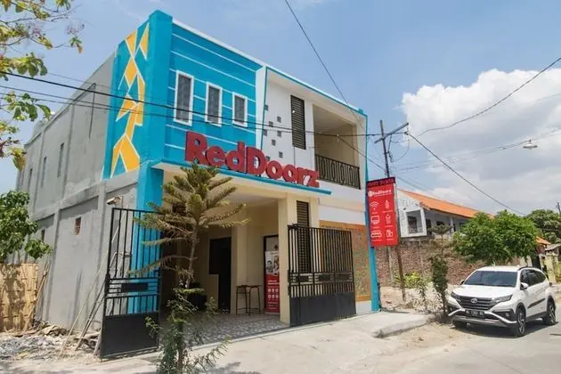 RedDoorz Syariah near Politeknik Negeri Madiun - Dış Mekan