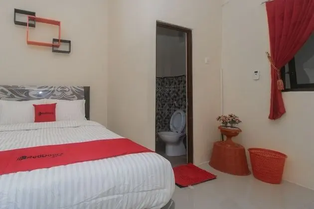 RedDoorz Syariah near Politeknik Negeri Madiun - Oda