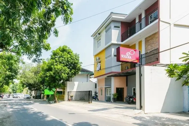 RedDoorz Syariah near Purwosari Train Station