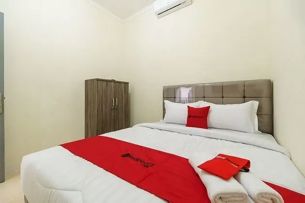 RedDoorz Syariah near RS Mitra Keluarga Depok