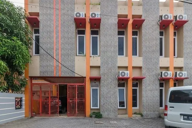 RedDoorz Syariah near RS Pirngadi Medan