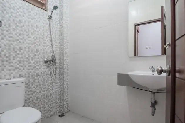 RedDoorz Syariah near Sepinggan Airport Balikpapan - Banyo Tipleri