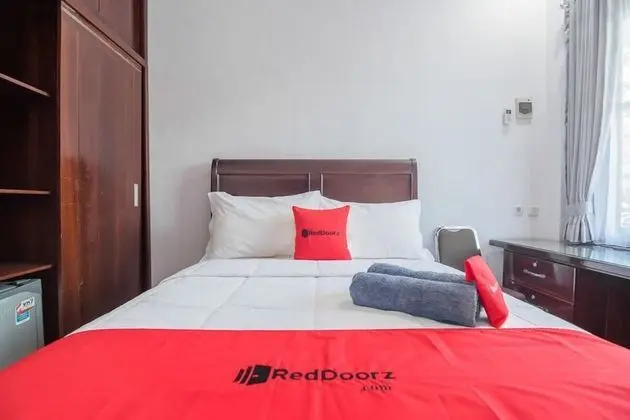 RedDoorz Syariah near Sepinggan Airport Balikpapan - Oda