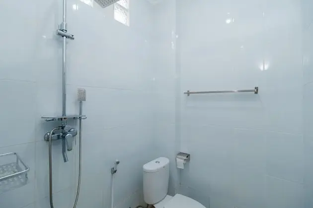 RedDoorz Syariah near Stasiun LRT Bumi Sriwijaya - Banyo Tipleri