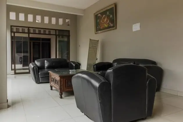RedDoorz Syariah near Taman Air Mancur Bogor - İç Mekan