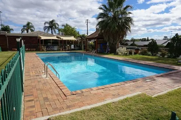 Redhill Tamworth Motor Inn & Conference Centre - Havuz