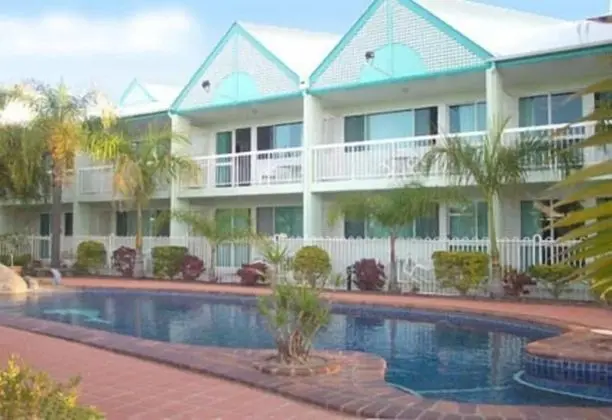 Reef Adventureland Motor Inn - Havuz