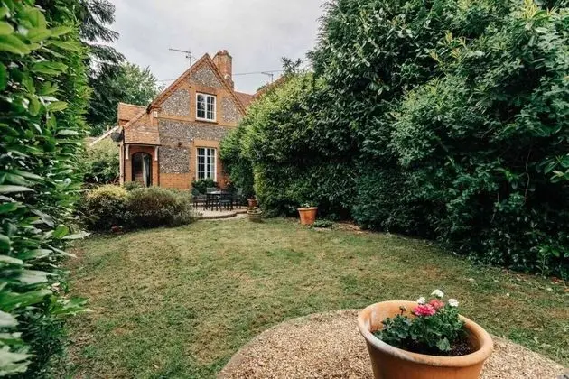 Regatta Cottage - Centrally Located Free Parking
