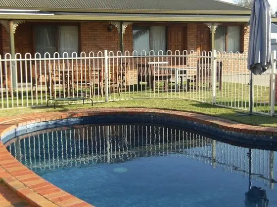 Regency Court Motel - Havuz
