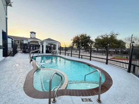 Regency Inn & Suites - Baytown - Havuz
