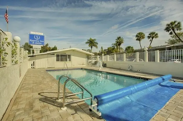 Regency Inn & Suites - Havuz