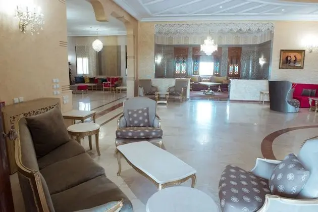 Regency Park and Suites - Lobi