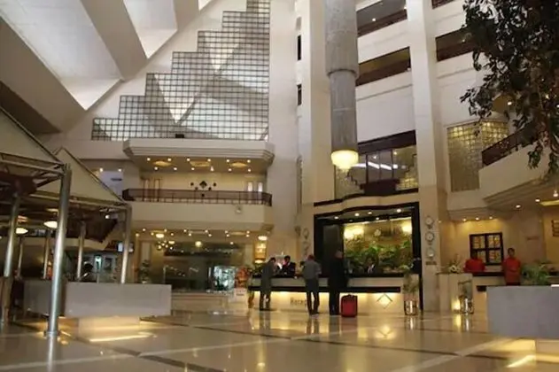 Regent Plaza Hotel & Convention Centre - Lobi