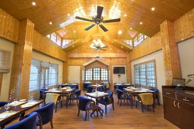 Regenta Inn Blossoms By Riverside Manali - Yerinde Yemek