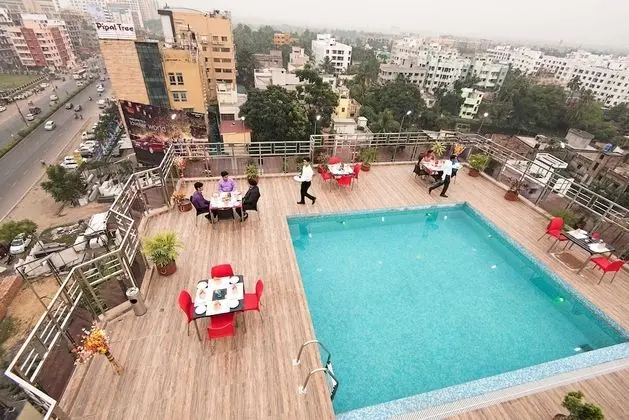 Regenta Inn Larica - Havuz