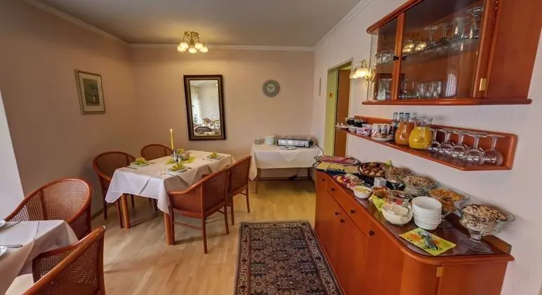 Hotel Reinhardtshof Garni - Kahvaltı
