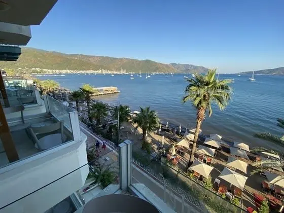 REIS Beach Hotel & Restaurant