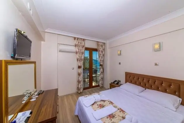 REIS Beach Hotel & Restaurant