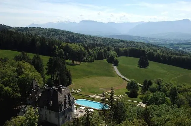 Relais & Châteaux Château des Avenieres - Havuz