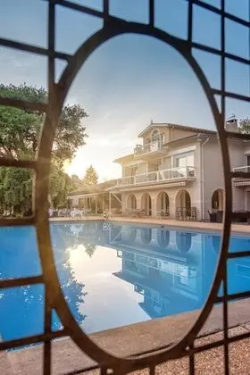 Relais & Châteaux La Réserve - Havuz