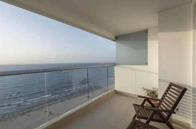 Relaxing 1 BR Beachfront Apartment w Wifi and Pool