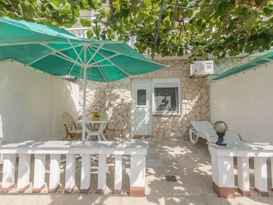 Relaxing Apartment in Okrug Gornji near Mavarstica Beach