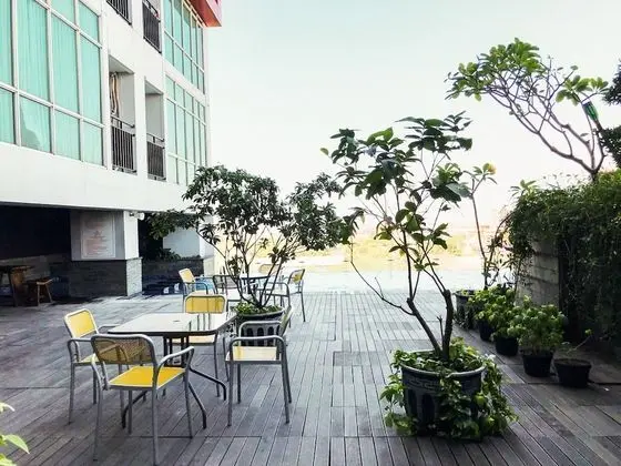 Relaxing Studio Apartment at Tamansari Papilio - Dış Mekan