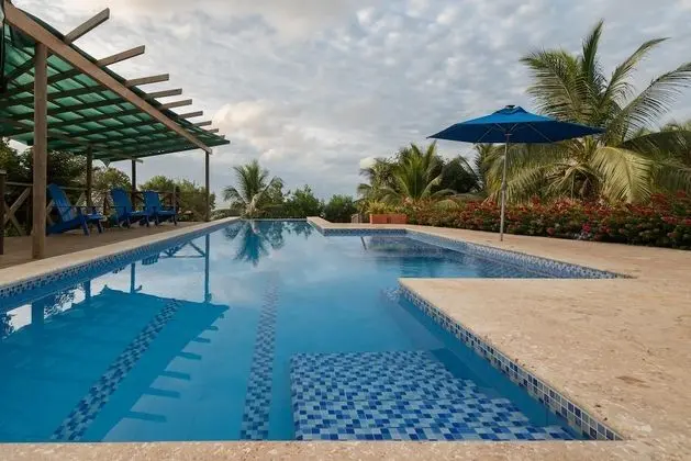 Relaxing Tropical Island Chalet w Private Pool and Beach in Bar