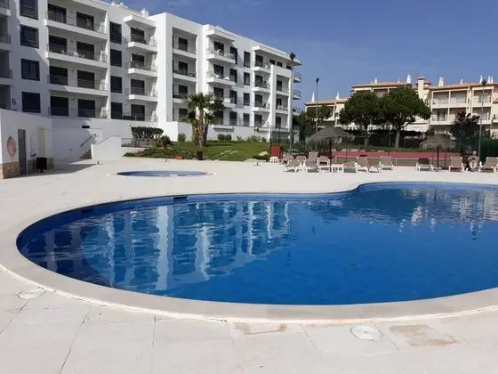 Remarkable 1-bed Apartment in Olhos de Água - Havuz