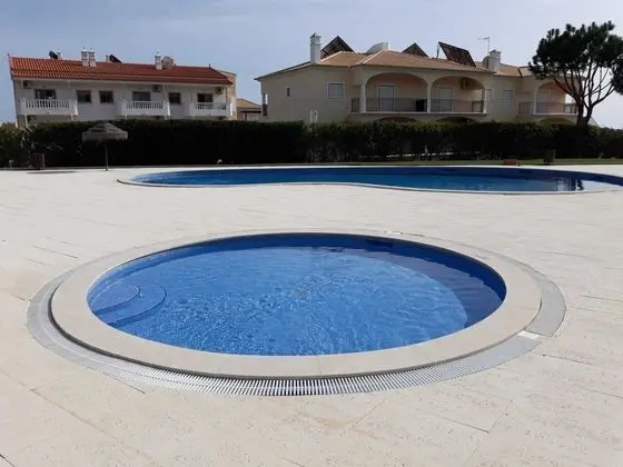 Remarkable 1-bed Apartment in Olhos de Água - Havuz