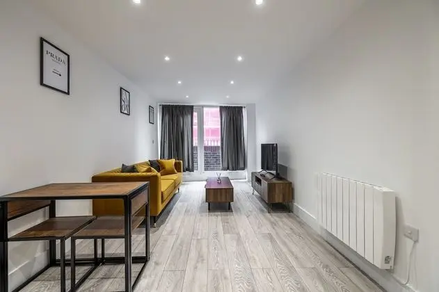 Remarkable 2-bed Apartment in Camberley